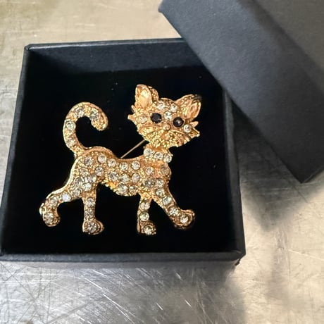 Kirakira cat brooch
