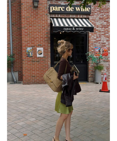 juicy gloss midi skirt / olive