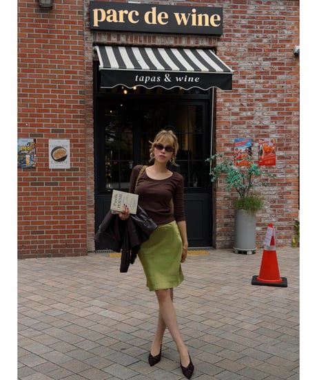 juicy gloss midi skirt / olive