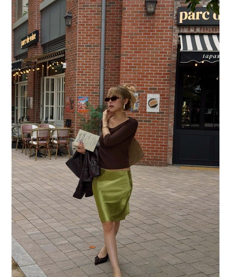 juicy gloss midi skirt / olive