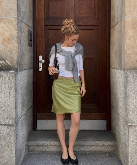 juicy gloss midi skirt / olive