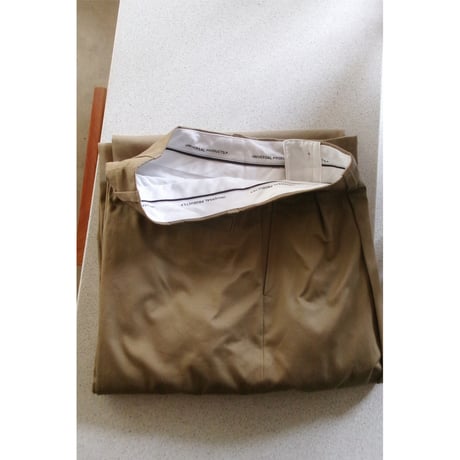 UNIVERSAL PRODUCTS / 2TUCK WIDE CHINO TROUSERS *CAMEL