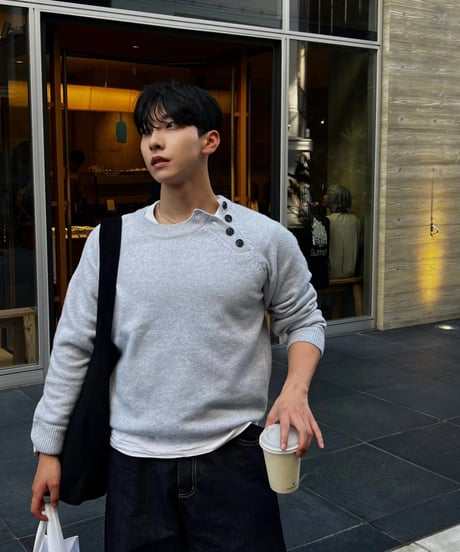 button crop moco knit