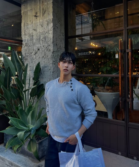 button crop moco knit