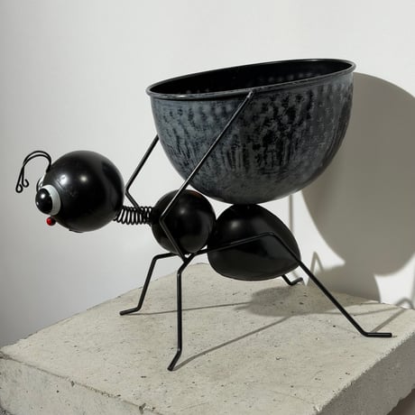 Big Ant Storage Pot
