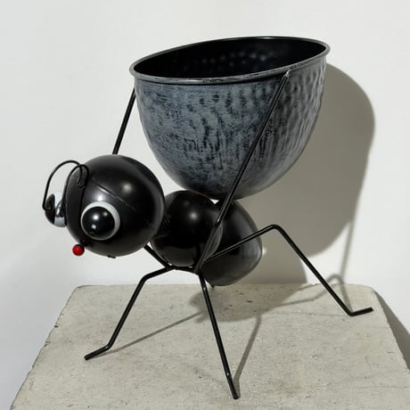 Big Ant Storage Pot