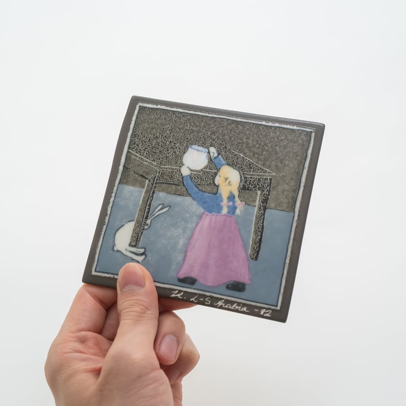Arabia｜Helja｜wall plate｜small girl and a rabbit