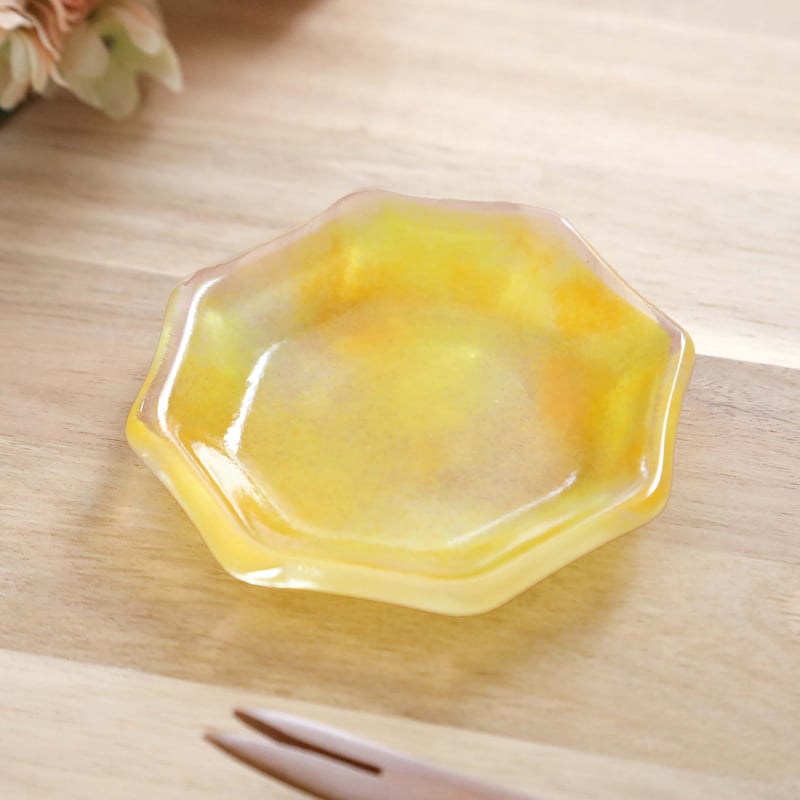ガラスの八角豆皿 菊花イエロー | 創作工房 あめつち薫る