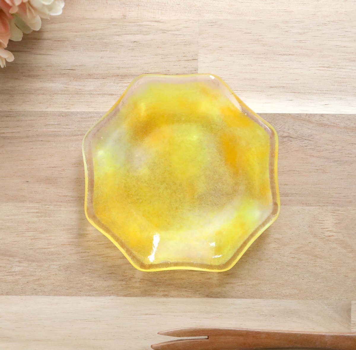 ガラスの八角豆皿 菊花イエロー | 創作工房 あめつち薫る