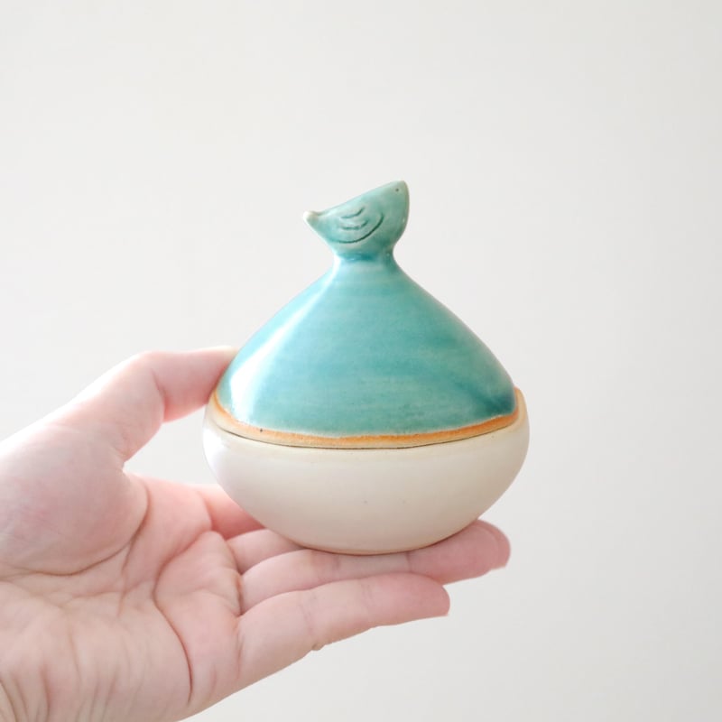 青い鳥と巣箱の陶器製置物　小物入れ 青い小鳥の小物入れ 蓋もの | 創作工房 あめつち薫る