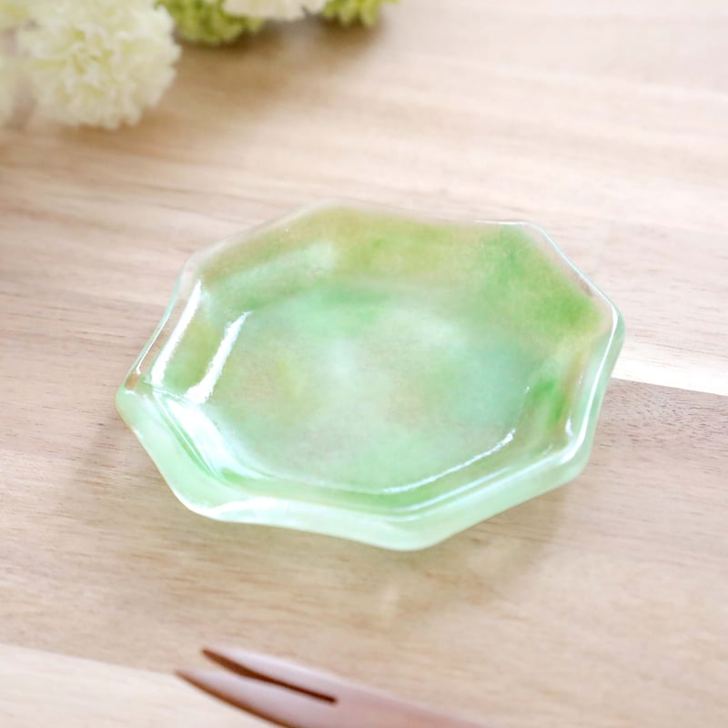 緑色カットクリスタルガラス八角形ボウル　生花用でも飾り用にでも。 ガラスの八角豆皿 草原グリーン | 創作工房 あめつち薫る