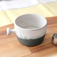 黒陶土とぽちっと取手のマグカップ / トルコブルー