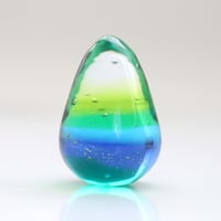 ガラスの雫の小さなオブジェ 「新緑の風に」