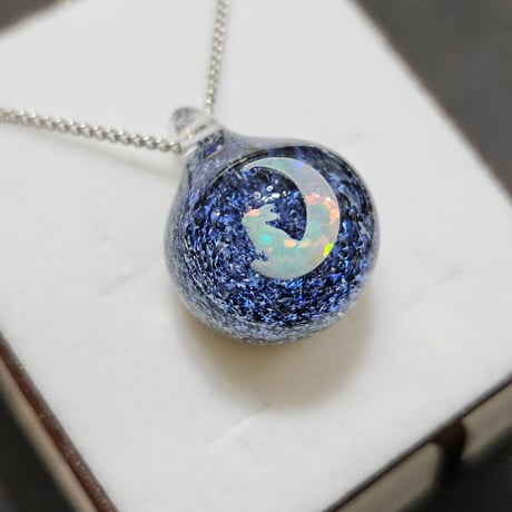 星屑のペンダント(三日月に佇むうさぎのオパール入り)-
