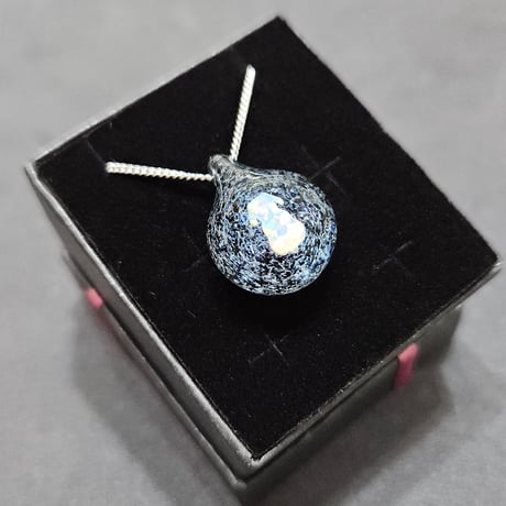 星屑のペンダント(ロップイヤーオパール入り)-