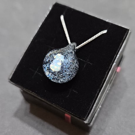 星屑のペンダント(ロップイヤーオパール入り)-