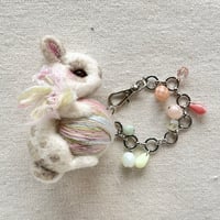 [バッグチャーム] ウサギと毛糸玉(ピーチ&ラフランス)
