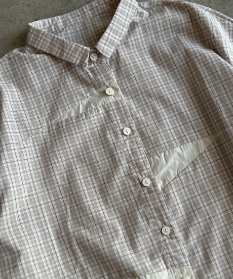 switch color check shirt