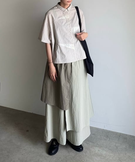 switch color check shirt