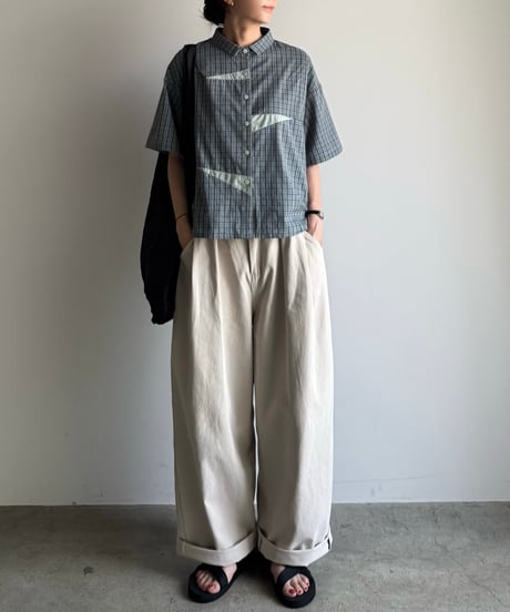 switch color check shirt