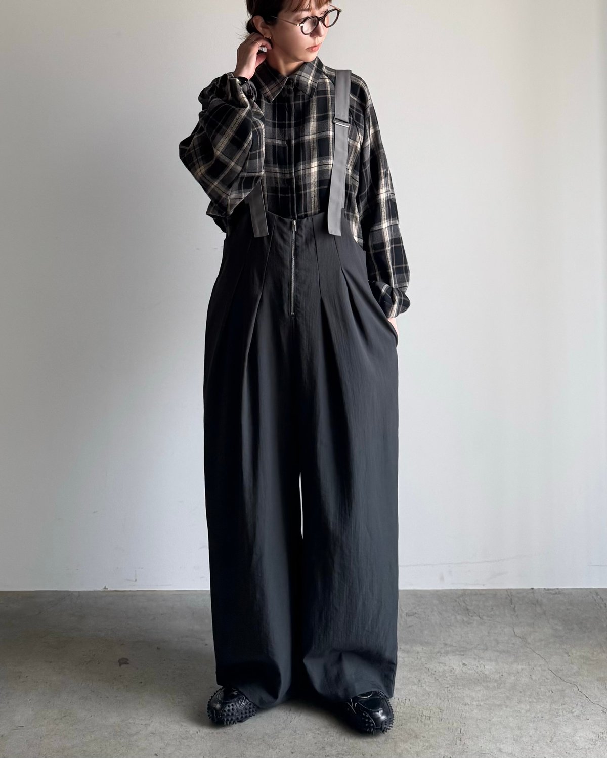 Alumu. タグ付き新品　bicolor wide salopette two tuck zip salopette | ARULLE