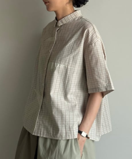 switch color check shirt