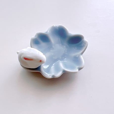 【波佐見焼】西海陶器　さくら兎 花箸置　青 【メール便アイテム】　はしおき