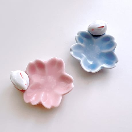 【波佐見焼】西海陶器　さくら兎 花箸置　青 【メール便アイテム】　はしおき