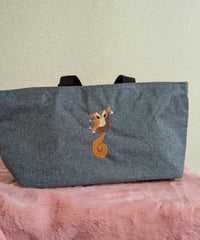 刺繍保冷バッグ①Hiモモンガ　しっぽ赤茶さん