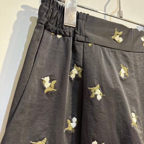 【Mylanka】フラワー刺繍タックパンツ［M31502］