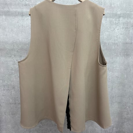 【TRANOI.】バックスリットキーネックジレ［214R228］