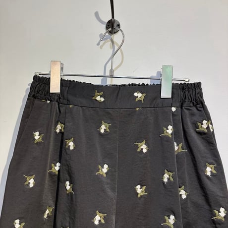 【Mylanka】フラワー刺繍タックパンツ［M31502］
