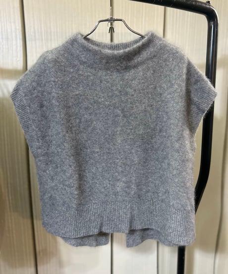 Lilly Linque ラクーンハイネックベスト