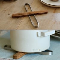 アカシアとスチールでできた鍋敷き