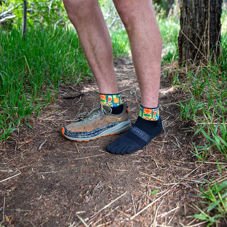 【injinji】アーティストデザイン トレイル ミッドウェイト ミニクルー / Artist Designed Trail Midweight Mini Crew (Folkland)