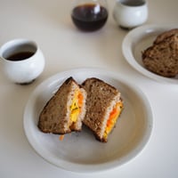 藁白リム皿/畠山雄介