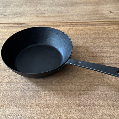 野鍛冶やまご　ちょっと深めの鉄フライパン 18cm や18