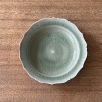 宮田竜司　灰釉稜花リム皿 ミ21 (直径約17cm)