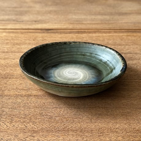 村澤陶苑 村澤享　青銅釉流刷毛目皿 ム17B (直径約13.5cm)