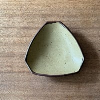 セレン のあ　三角おにぎり小皿 セ3B（直径約15cｍ）