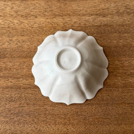 宮田竜司　  マット釉白磁稜花小鉢 ミ17B (直径約10.5cm)