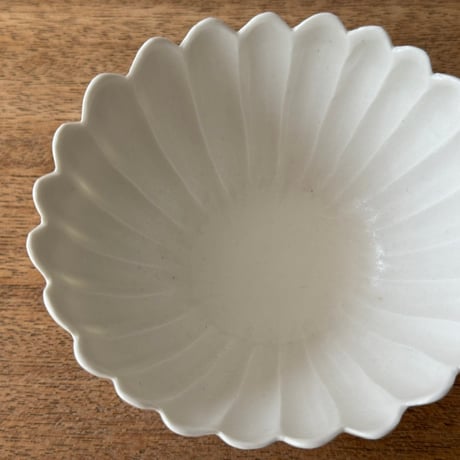 宮田竜司　  マット釉白磁菊小鉢 ミ11A (直径約11cm)