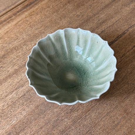 宮田竜司　  灰釉稜花碗 ミ22A (直径約12.5cm)