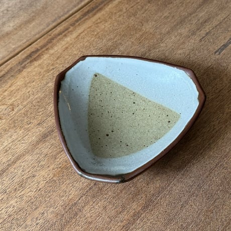セレン のあ　三角おにぎり小皿 セ3A（直径約15cｍ）