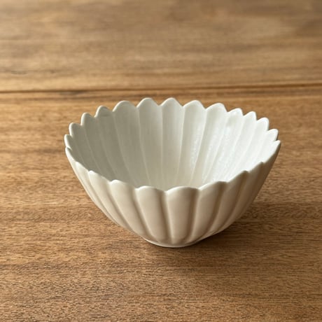 宮田竜司　  マット釉白磁菊小鉢 ミ11B (直径約11cm)