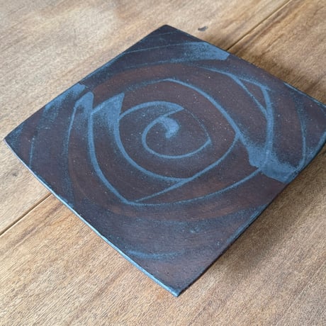 セレン のあ　鉄砂四角皿 セ8A（約26×26.5cｍ）