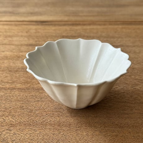 宮田竜司　  マット釉白磁稜花小鉢 ミ17A (直径約10.5cm)