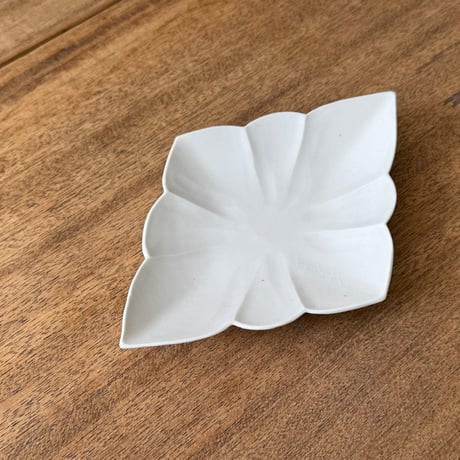 宮田竜司　マット釉白磁菱形皿（小） ミ10A (約19×13cm)