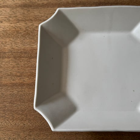 宮田竜司　マット釉白磁入隅皿  ミ15 (約18.5×16cm)