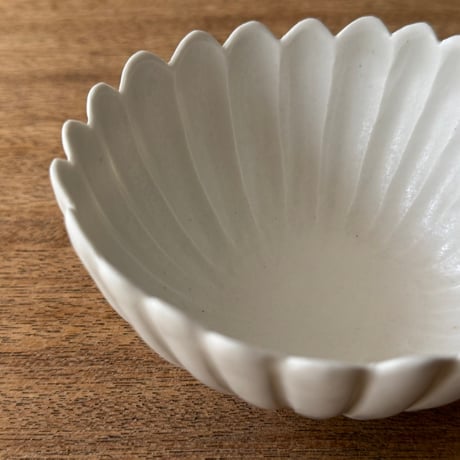 宮田竜司　  マット釉白磁菊小鉢 ミ11A (直径約11cm)